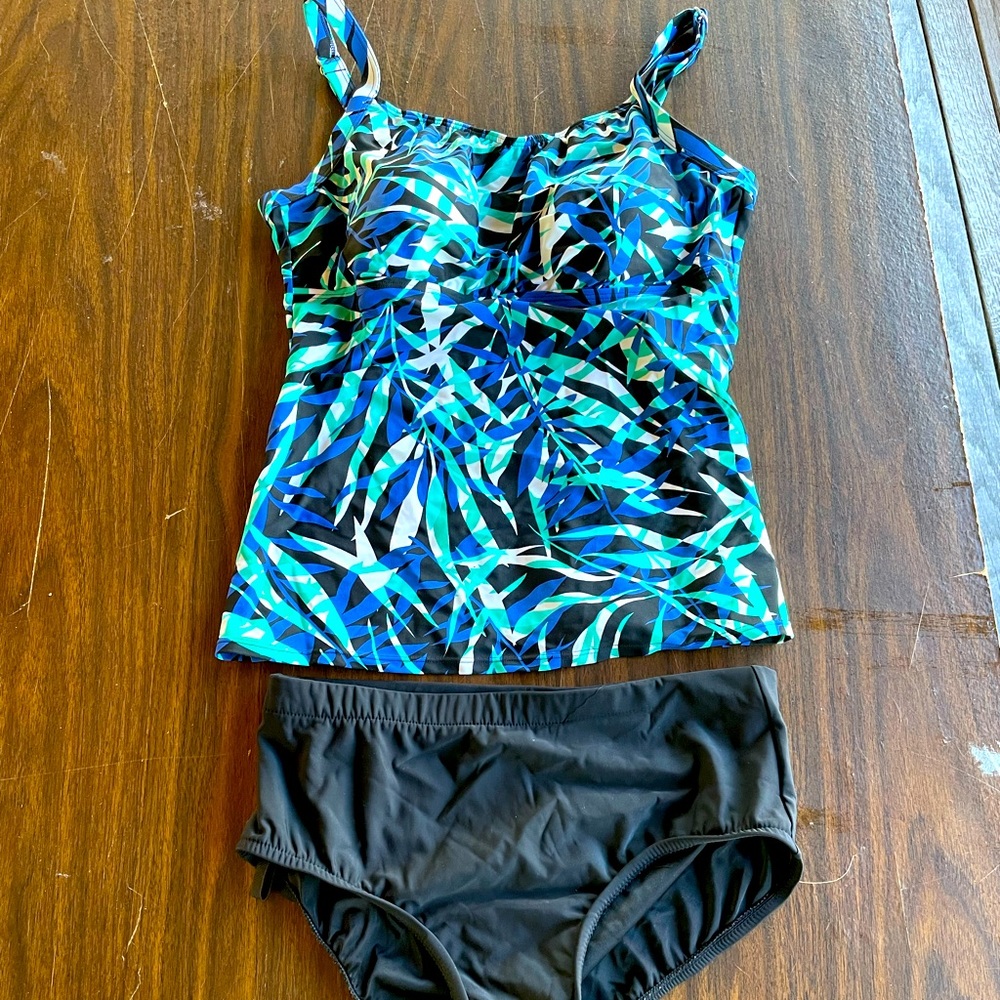 St John’s Bay women’s size 10 tankini with matching black bottoms